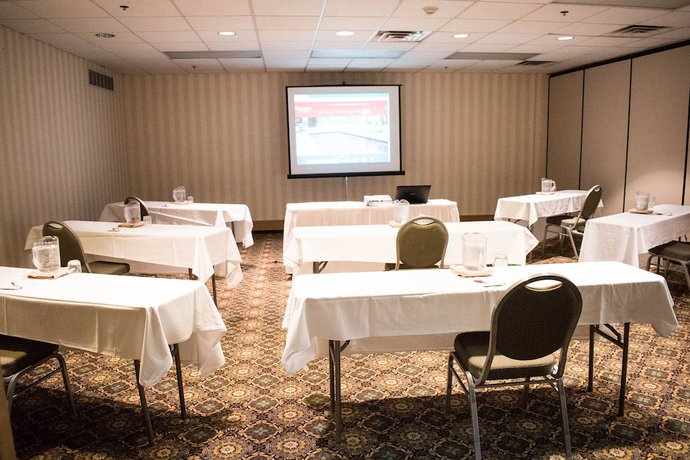 Imagen de los interiores del Hotel Ramada by Wyndham Uniontown. Foto 13