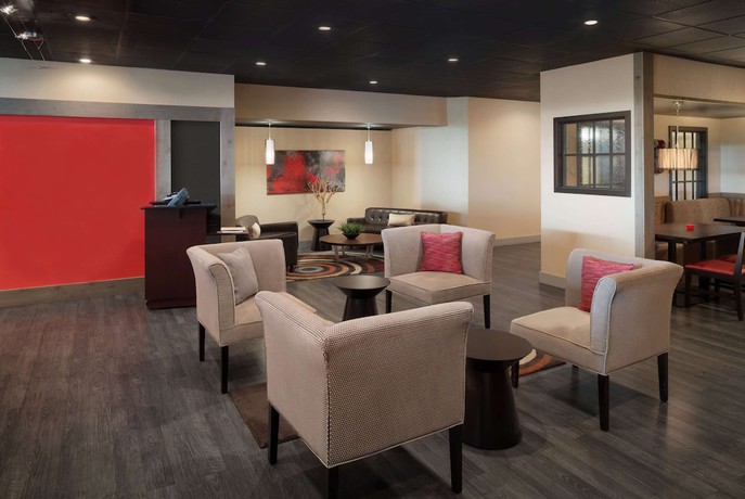 Imagen de los interiores del Hotel Ramada by Wyndham Uniontown. Foto 14