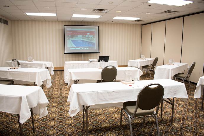 Imagen de los interiores del Hotel Ramada by Wyndham Uniontown. Foto 15