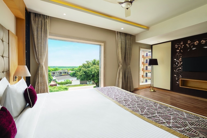 Imagen de la habitación del Hotel Ramada by Wyndham Varanasi Katesar. Foto 3