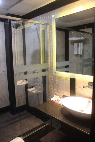 Imagen de la habitación del Hotel Ramada by Wyndham Varanasi Katesar. Foto 10