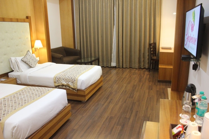 Imagen de la habitación del Hotel Ramada by Wyndham Varanasi Katesar. Foto 11