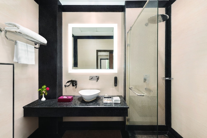 Imagen de la habitación del Hotel Ramada by Wyndham Varanasi Katesar. Foto 12