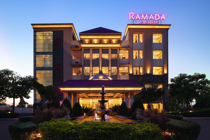 Imagen general del Hotel Ramada by Wyndham Varanasi Katesar. Foto 2