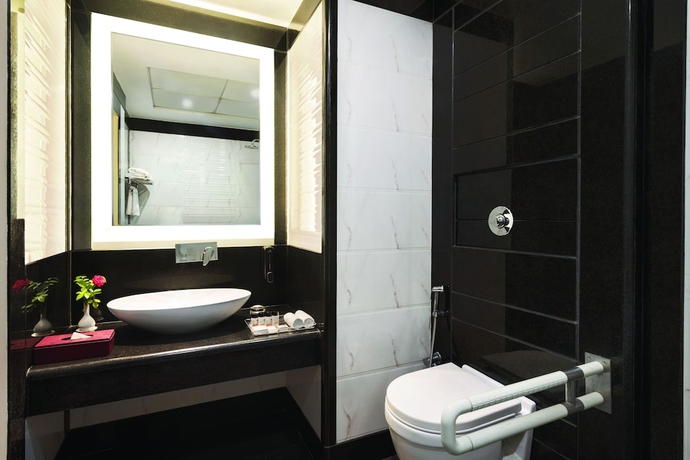 Imagen de la habitación del Hotel Ramada by Wyndham Varanasi Katesar. Foto 14