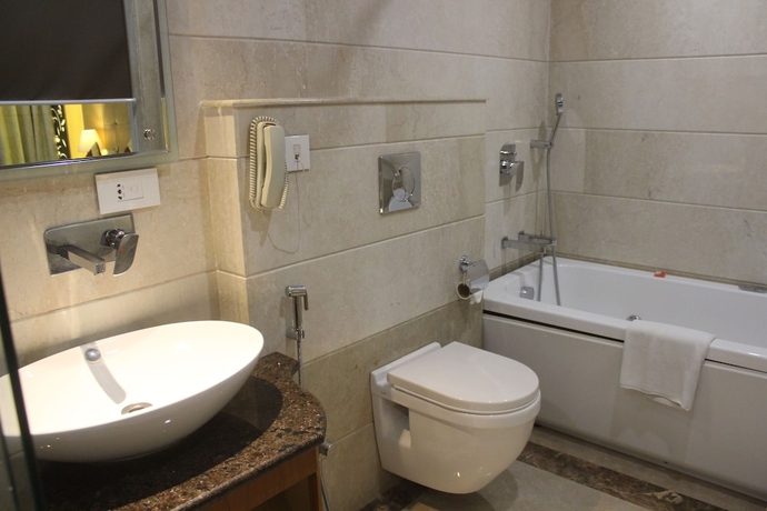 Imagen de la habitación del Hotel Ramada by Wyndham Varanasi Katesar. Foto 15