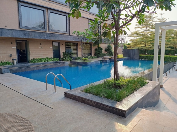 Imagen de la piscina del Hotel Ramada by Wyndham Varanasi Katesar. Foto 18