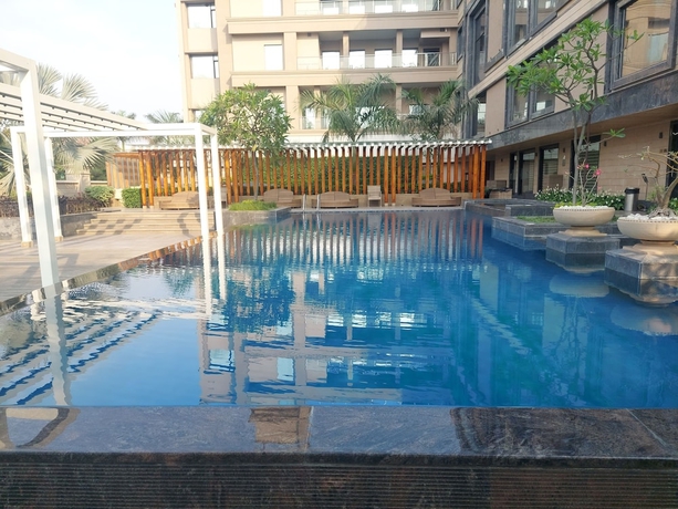 Imagen de la piscina del Hotel Ramada by Wyndham Varanasi Katesar. Foto 19