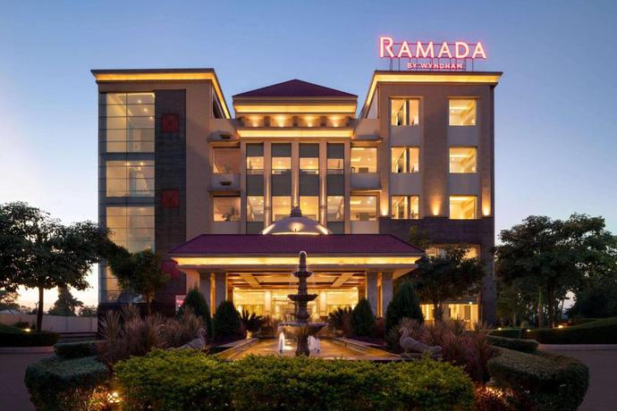 Imagen general del Hotel Ramada by Wyndham Varanasi Katesar, Varanasi. Foto 6