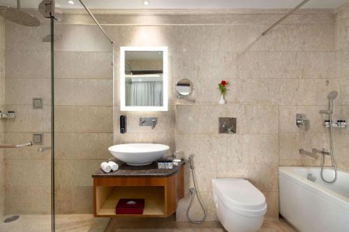 Imagen de la habitación del Hotel Ramada by Wyndham Varanasi Katesar, Varanasi. Foto 8
