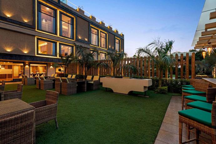 Imagen general del Hotel Ramada by Wyndham Varanasi Katesar, Varanasi. Foto 5