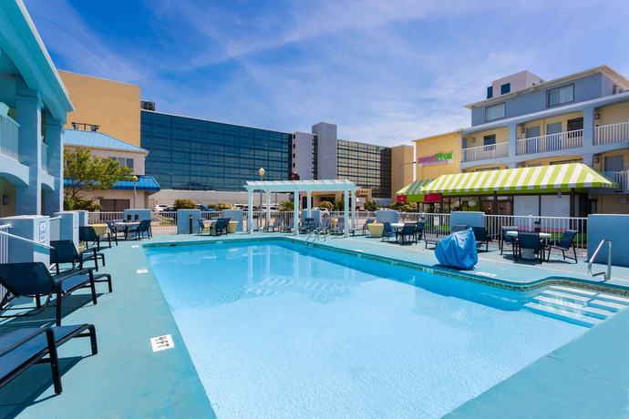 Imagen de la piscina del Hotel Ramada by Wyndham Virginia Beach. Foto 8