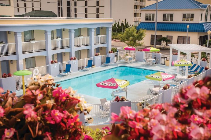 Imagen de la piscina del Hotel Ramada by Wyndham Virginia Beach. Foto 9