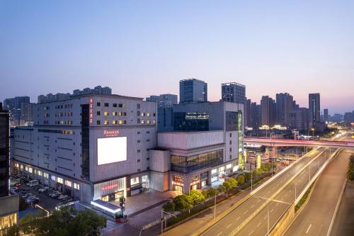 Imagen general del Hotel Ramada by Wyndham Wuhan Wangjiawan. Foto 2