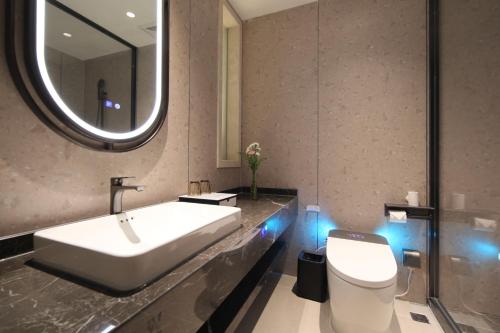 Imagen de la habitación del Hotel Ramada by Wyndham Wuhan Wangjiawan. Foto 15