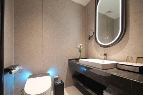Imagen de la habitación del Hotel Ramada by Wyndham Wuhan Wangjiawan. Foto 17