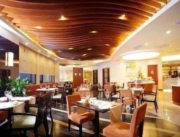 Imagen del bar/restaurante del Hotel Ramada by Wyndham Wujiaochang Shanghai. Foto 2