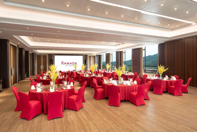 Imagen de los interiores del Hotel Ramada by Wyndham Yingshan Jiulongwan Resort. Foto 10