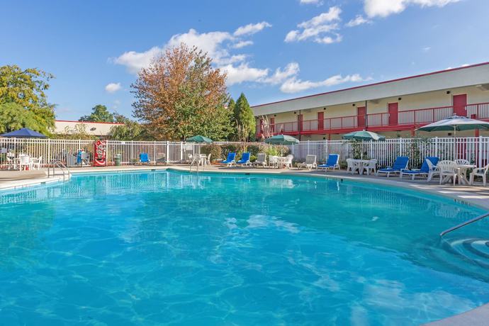 Imagen de la piscina del Hotel Ramada by Wyndham Yonkers - Westchester. Foto 13
