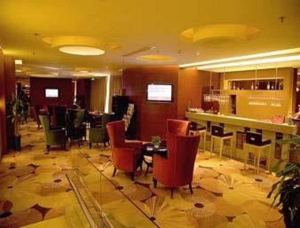 Imagen del bar/restaurante del Hotel Ramada by Wyndham Zibo. Foto 7