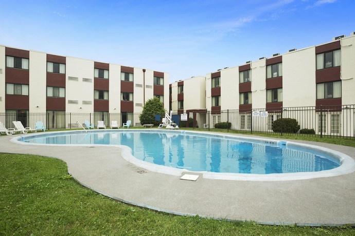 Imagen de la piscina del Hotel Ramadaby Wyndham Pittsburgh-New Stanton. Foto 17