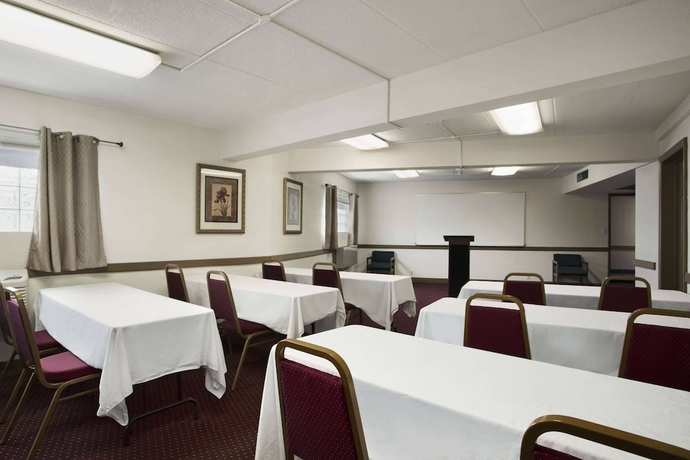 Imagen de los interiores del Hotel Ramadaby Wyndham Pittsburgh-New Stanton. Foto 16