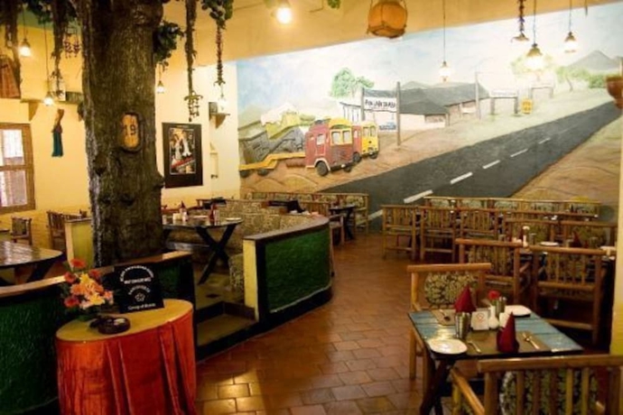 Imagen del bar/restaurante del Hotel Ramanashree California Resort. Foto 6