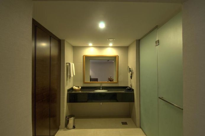 Imagen del bar/restaurante del Hotel Ramee Dream Resort. Foto 3