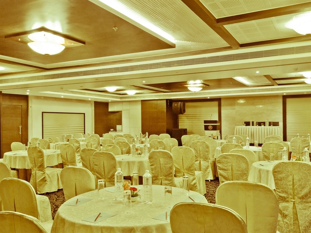 Imagen de los interiores del Hotel Ramee Grand and Spa, Pune. Foto 11