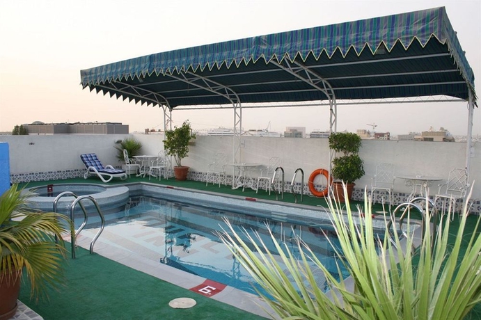 Imagen de la piscina del Hotel Ramee Guestline. Foto 7