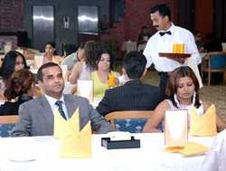 Imagen del bar/restaurante del Hotel Ramee Guestline Qurum. Foto 4