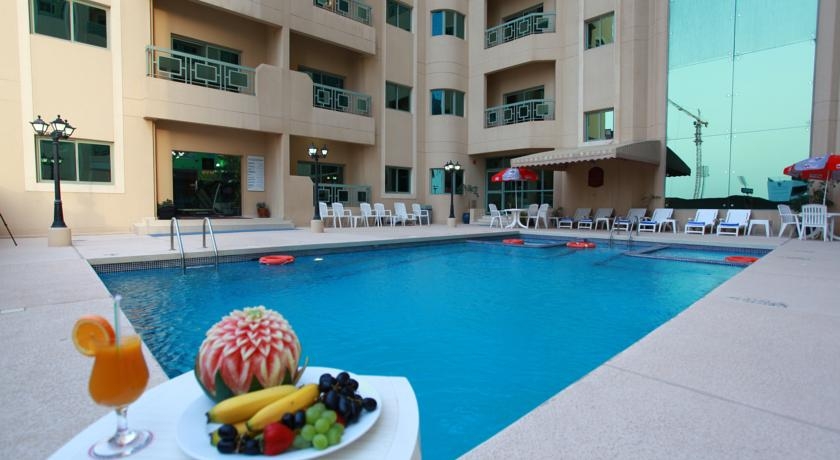 Imagen de la piscina del Hotel Ramee Palace. Foto 7