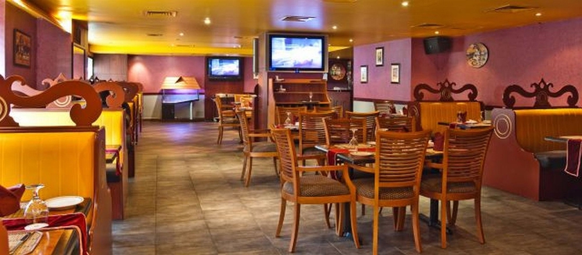 Imagen del bar/restaurante del Hotel Ramee Royal. Foto 2