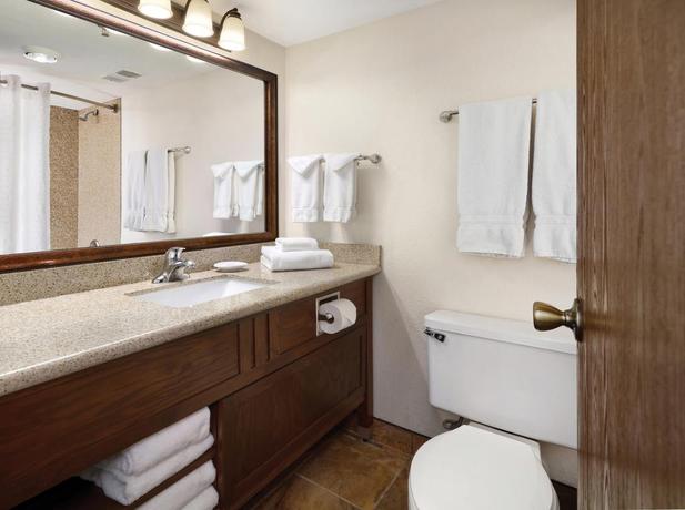 Imagen de la habitación del Hotel Ramkota and Conference Center. Foto 6