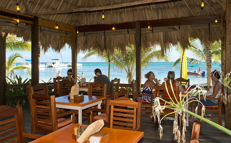 Imagen del bar/restaurante del Hotel Ramon's Village Resort. Foto 8