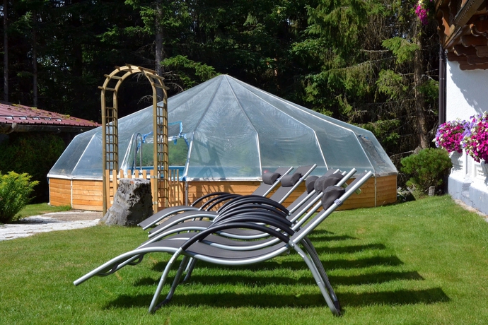 Imagen de los exteriores del Hotel Ramsauer Alm. Foto 16