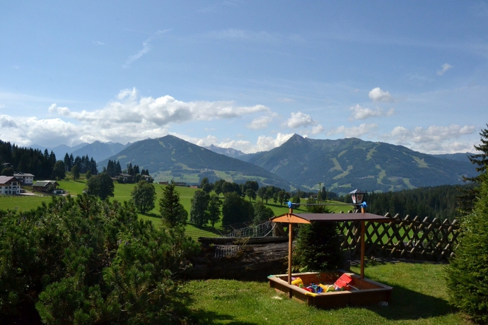 Imagen de los exteriores del Hotel Ramsauer Alm. Foto 17