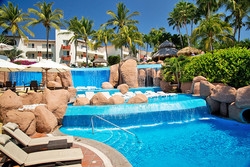 Imagen de la piscina del Hotel Rancho Banderas All Suites Resort. Foto 7