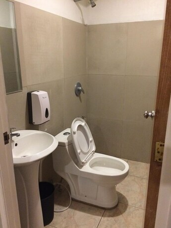 Imagen de la habitación del Hotel Ranchotel Muntinlupa. Foto 21