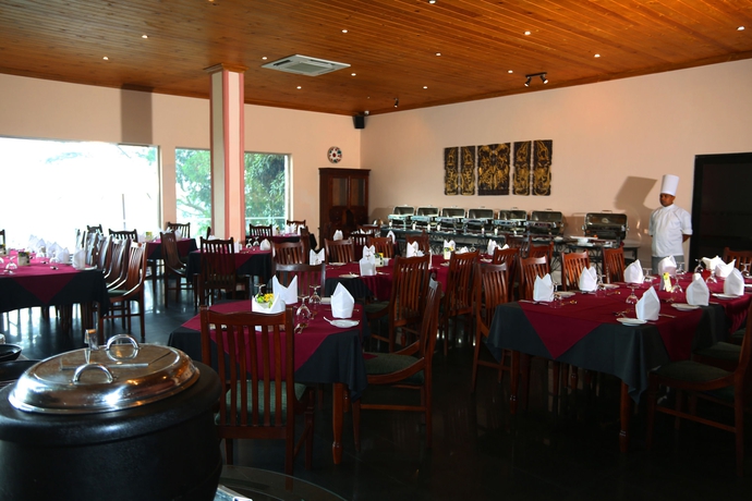 Imagen del bar/restaurante del Hotel Randholee Resort and Spa. Foto 3