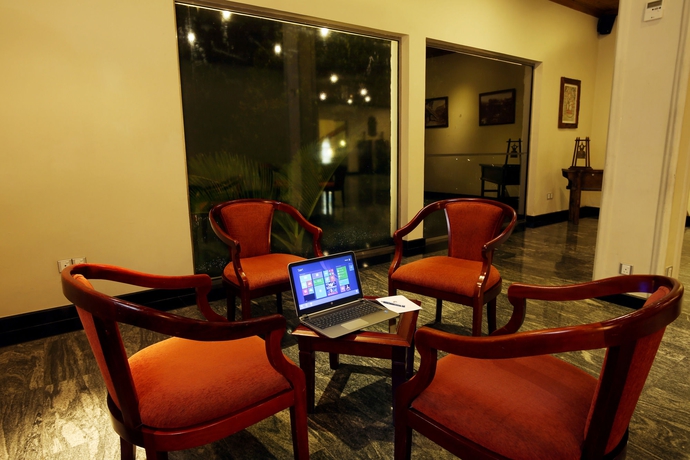 Imagen de los interiores del Hotel Randholee Resort and Spa. Foto 7