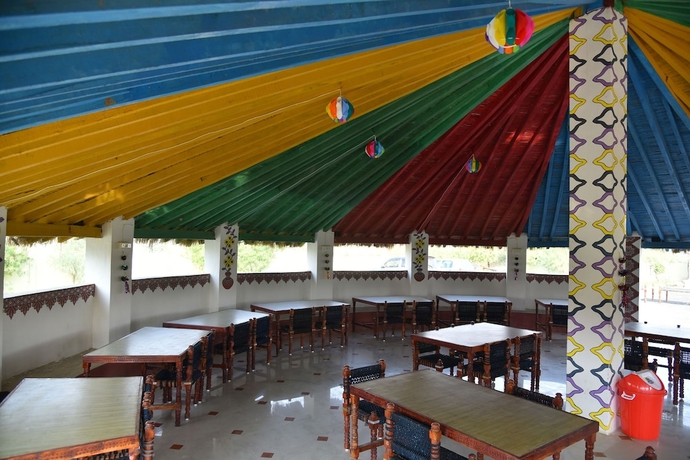 Imagen del bar/restaurante del Hotel Rann Village Resort. Foto 2