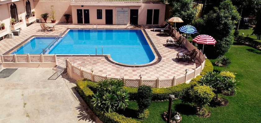 Imagen de la piscina del Hotel Ranthambhore National Resort. Foto 19