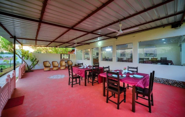 Imagen del bar/restaurante del Hotel Ranthambhore Nature Camp Resort. Foto 9