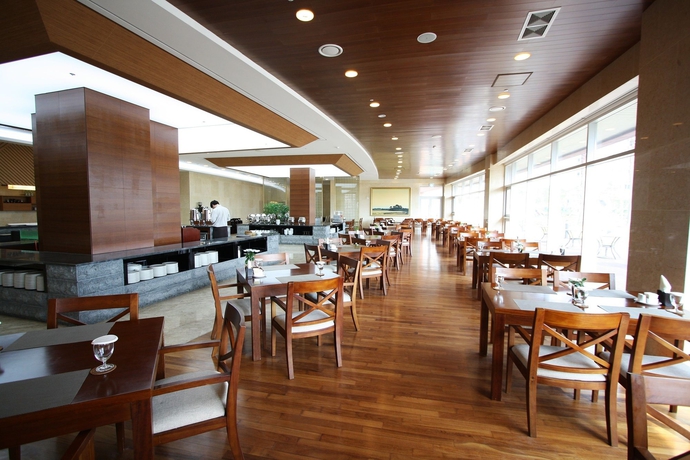 Imagen del bar/restaurante del Hotel Raon and Resort. Foto 8
