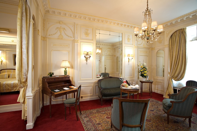 Imagen de los interiores del Hotel Raphael. Foto 16