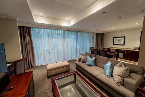 Imagen de la habitación del Hotel Raphael Suites. Foto 6