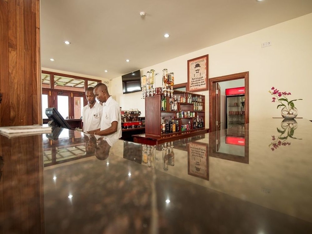 Imagen del bar/restaurante del Hotel Raphael's. Foto 4