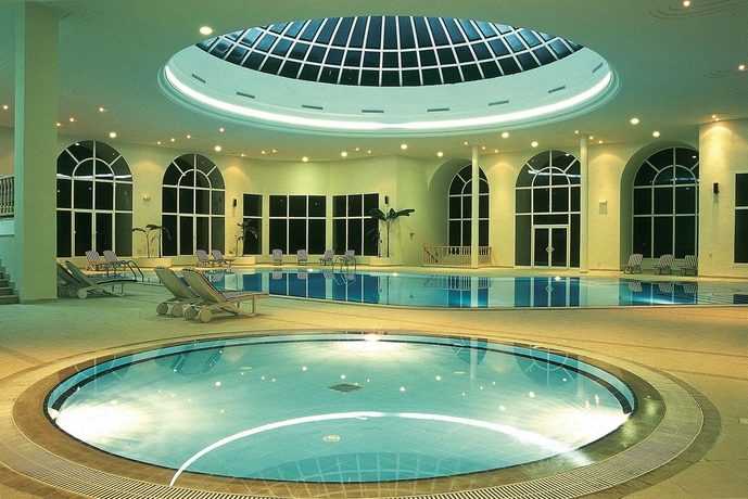 Imagen de la piscina del Hotel Ras El Ain. Foto 16