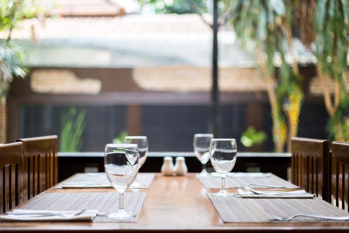 Imagen del bar/restaurante del Hotel Ratana. Foto 3